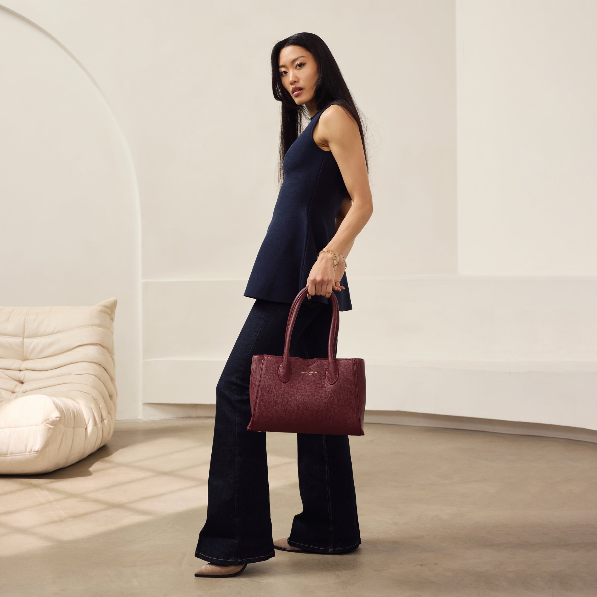 Honoré Cloe Midi bordeaux leather handbag made of calf leather